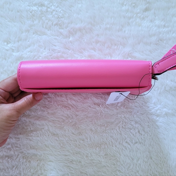 Guess❓️ "Finnian" Wristlet - NWT - Picture 8 of 16
